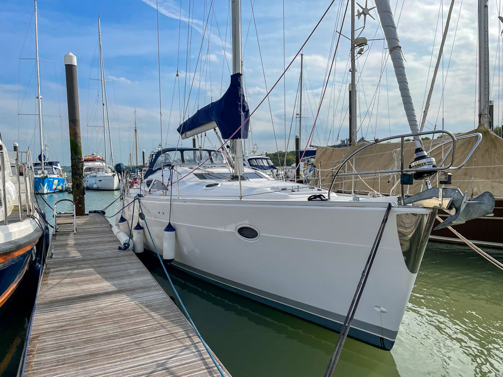 Sailing yacht